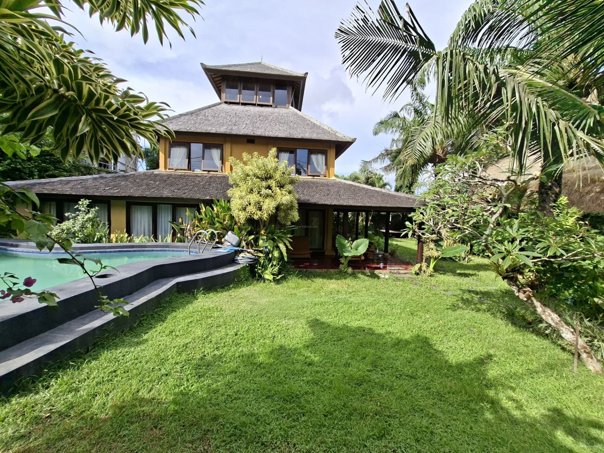 Traditional wooden villa balangan