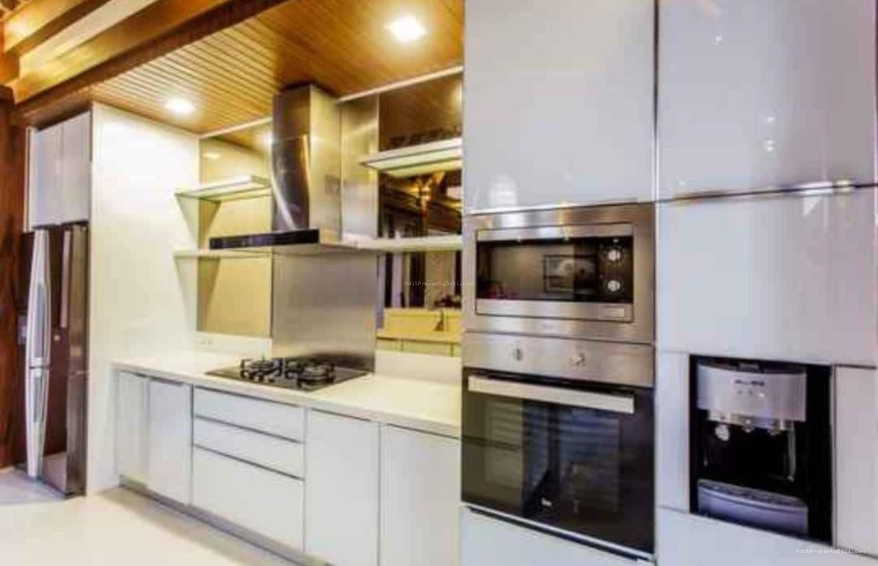 rumah semi villa renon