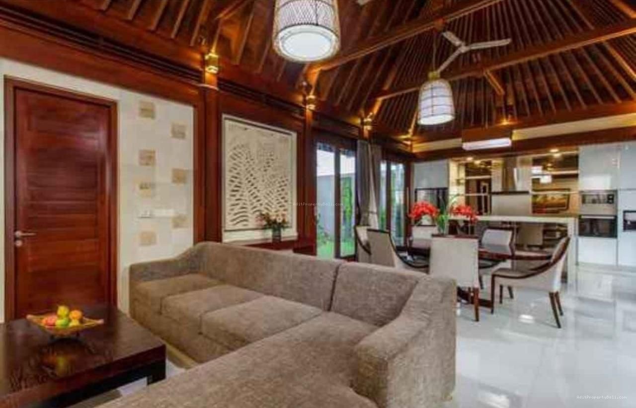 rumah semi villa renon