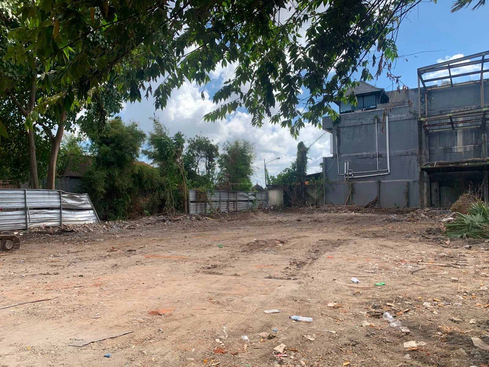 tanah premium petitenget